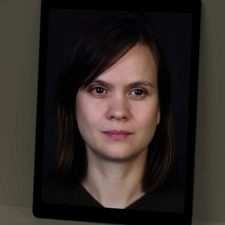 Photo portrait of a lady with dark hair